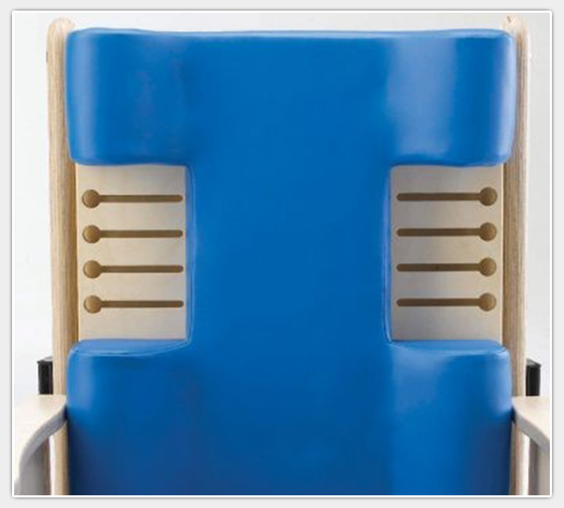 Modellierte Rückenlehne mit Ausschnitten für Seitenpelotten